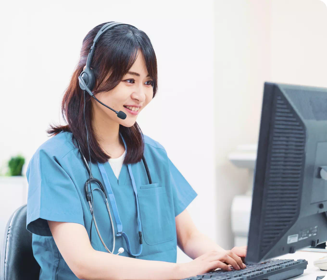 受付を行う女性の写真