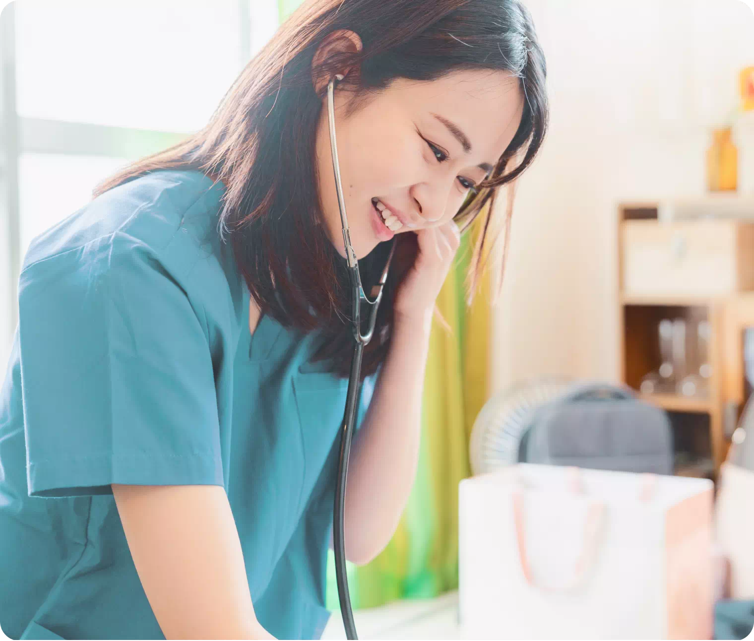 診療をする女性の写真
