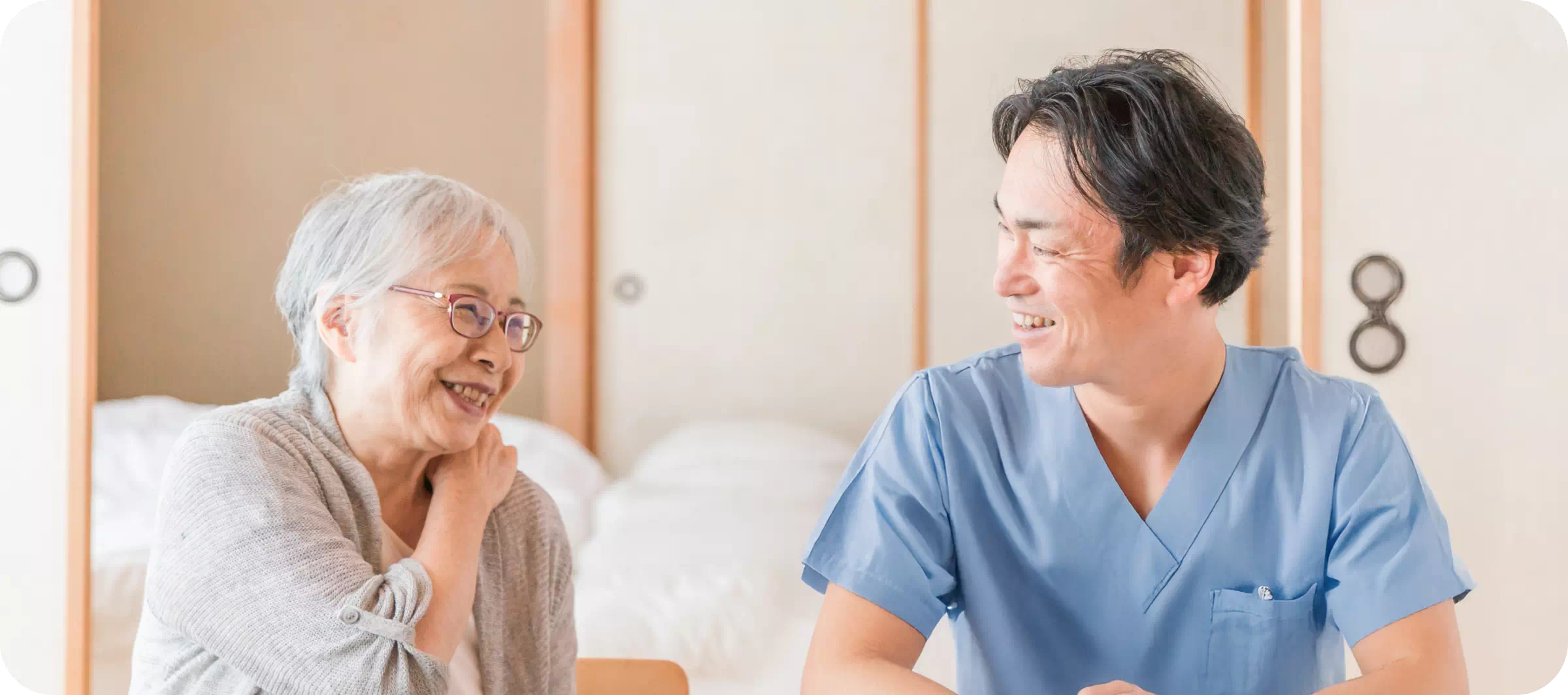 ご老人と話す医師の写真