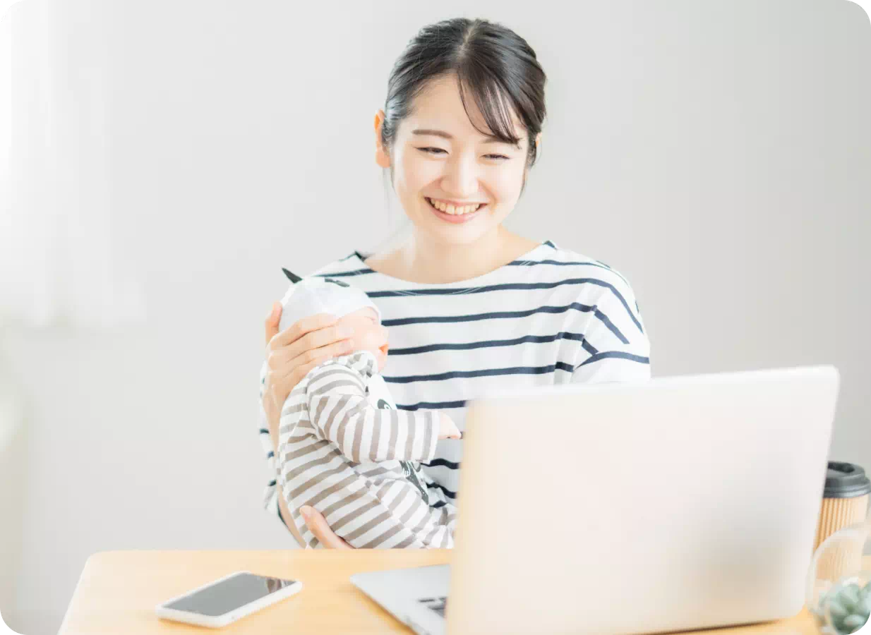 赤ん坊を抱える母の写真
